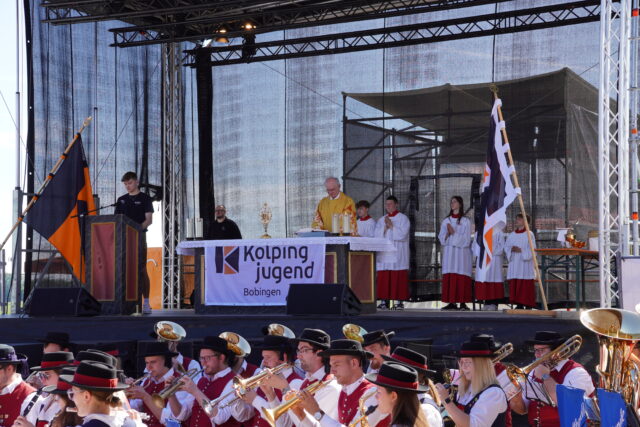 tschamboalya Feldmesse mit der Bobinger Stadtkapelle und Pfarrer Pluta 